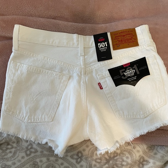 Levi’s 501 Mid Rise Shorts Distressed Wedgie fit - Picture 2 of 9